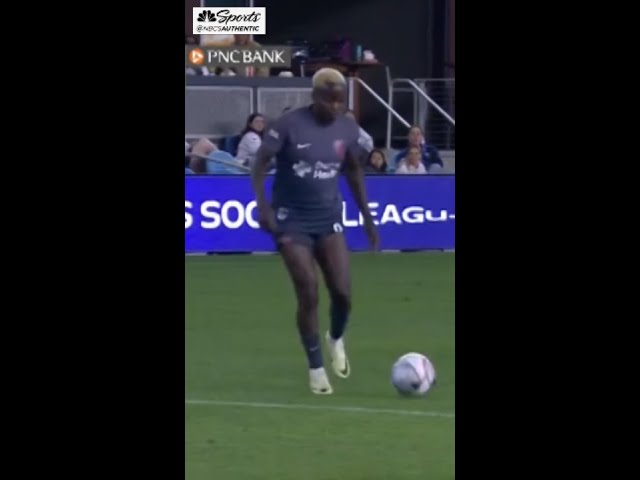 Racheal Kundananji connects with Deyna Castellanos at the back post to even the match | NBCSBA