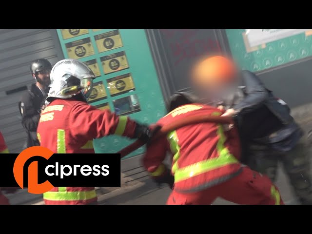 1er mai : pompier agressé par des manifestants (1er mai 2022, Paris) [4K]