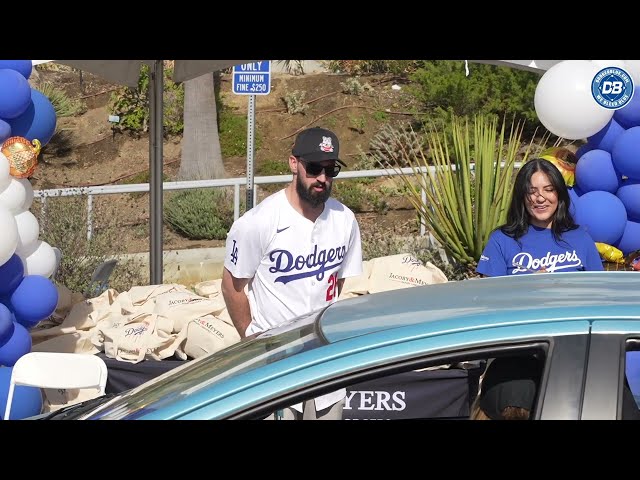 Anthony Banda, Tony Gonsolin & Landon Knack hand out Thanksgiving meals with Dodgers Foundation