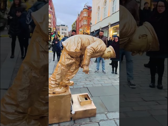 What happens when gold man has itchi back | Street Entertainment | London