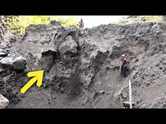 giant rock collapses!! Extreme work of climbing cliffs and crushing black sand and rocks