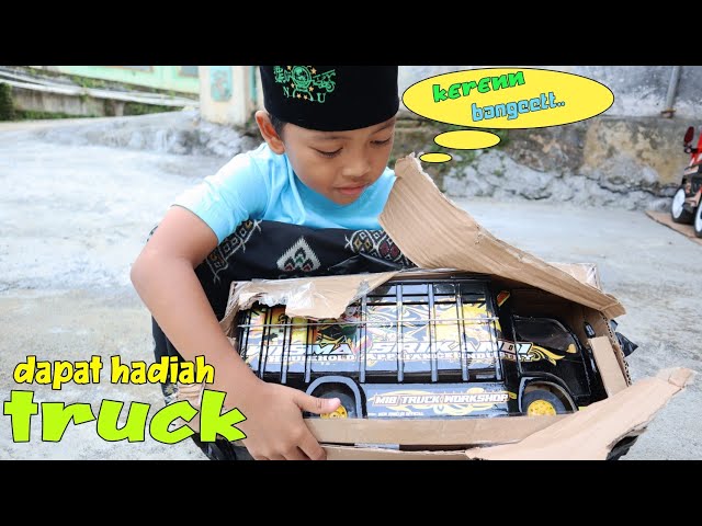 dimas dapat hadiah mainan miniatur truk oleng!! kejutan untuk dimas