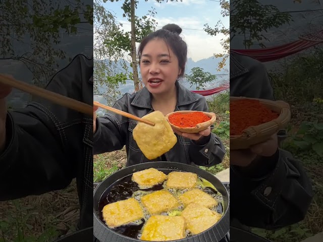 Guizhou's weather is perfect for eating Laoguo. You can feel the daily life everywhere. Laoguo i