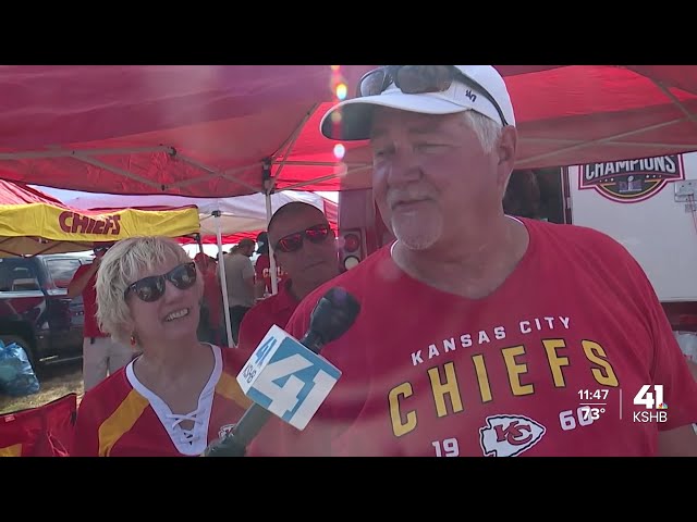 Rob Riggle hosts World's Largest Tailgate outside GEHA Field at Arrowhead, fans show loyalty