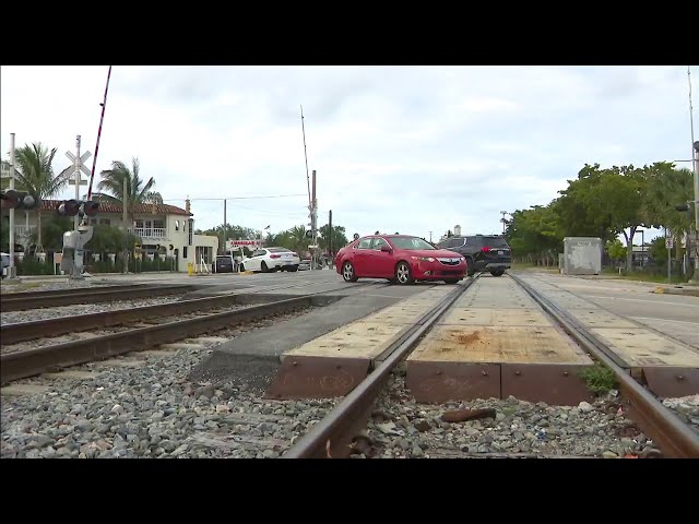 Confusing railway crossing in Fort Lauderdale has drivers turning onto tracks