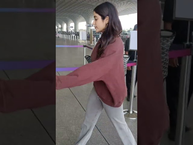 Janvi kapoor clicked At the Airport ! janvi kapoor short video