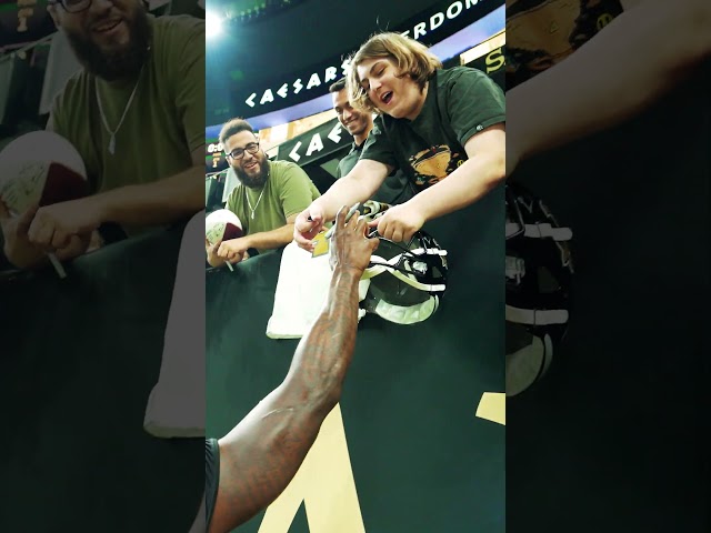 Alvin Kamara Signs Autographs at Open Practice #saints #nfl #shorts