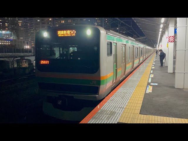 E231系1000番台ﾔﾏU521編成＋E233系3000番台ｺﾂE-55編成が普通大船行きとして武蔵小杉駅3番線を発車するシーン（2563Y）2024.11.21.21:05