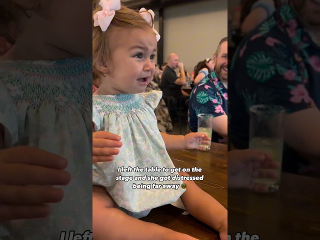 This little girl crawled up to dad on stage and audience loved it ❤️