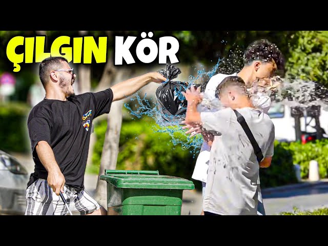 GÖRME ENGELLİ KILIĞINDA ÇÖP ATMA ŞAKASI !!(%100 İZLE )- SOSYAL DENEY