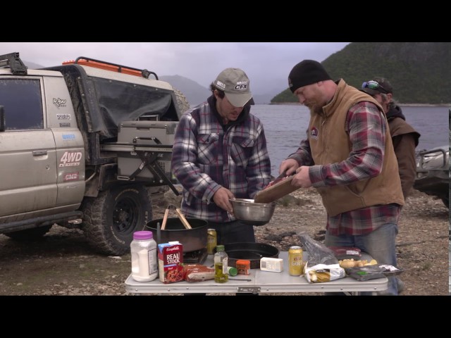 Roaring 40's Curry Pie - Bush Cooking 4WD Action