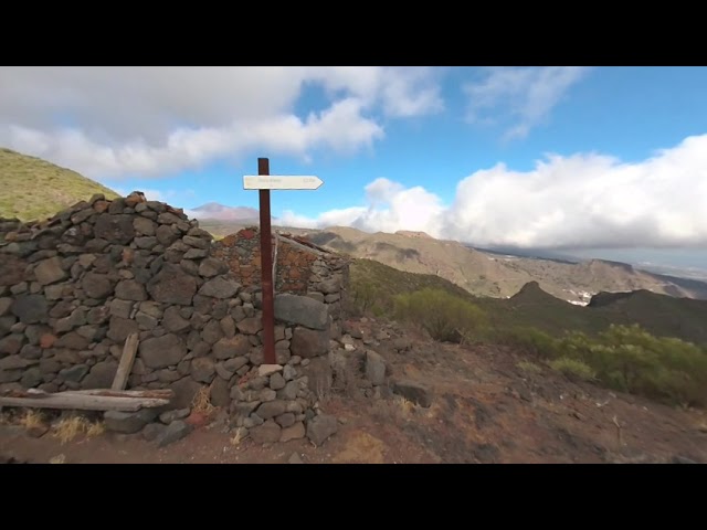 VR 180 Wow! Who lives here?! Remote homestead Tenerife