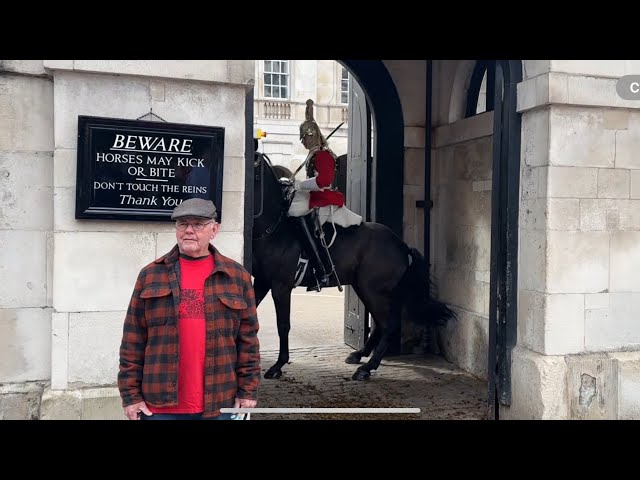 SHOCKING! ANOTHER PROTEST DRIVES THE KING’S GUARD HORSE CRAZY LIVE!