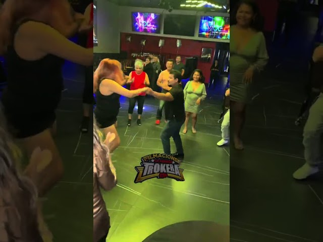 ASÍ SE BAILA LA MÚSICA DE LOS BARRIOS