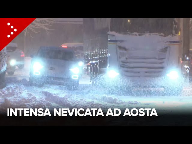 Neve ad Aosta, precipitazioni intense anche in città: tir e auto in difficoltà lungo le strade