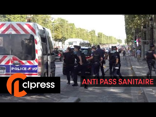 Manifestation anti pass-sanitaire : des policiers obligés de fuir (24 juillet 2021, Paris) [4K]