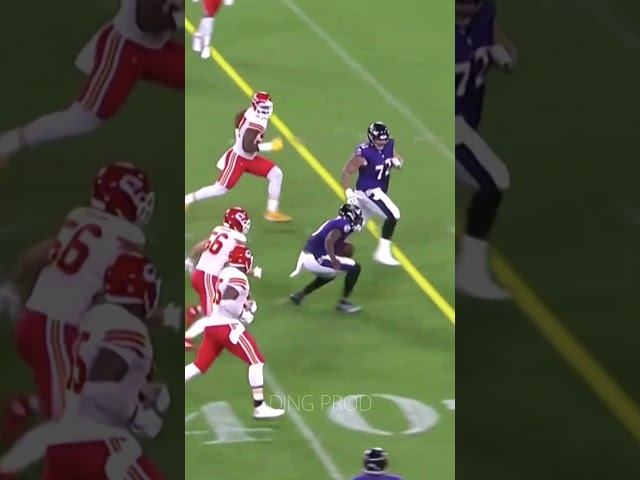 Lamar Jackson juking defenders out of their SHOES!