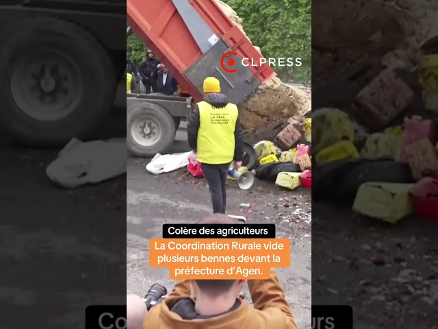 Ils vident des bennes d'ordures devant la préfecture d'Agen ! Agriculteurs en colère