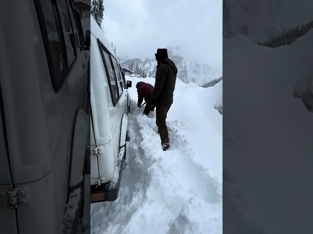 Zypsy stuck in snow at Atal tunnel rohtang manali | heavy snow fall