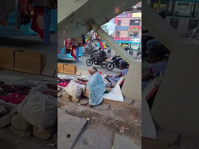 Even though she is old, she still works on her feet. Please help like this women