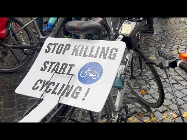 Mobilità, flash-mob contro il nuovo codice della strada a Roma: "Non è omaggio a vittime"