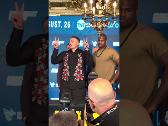 Oleksandr Usyk randomly started rapping during his face off with Daniel Dubois 😂