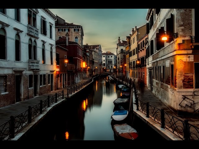 Live Walking Tour - Venice at dusk in Cannaregio district