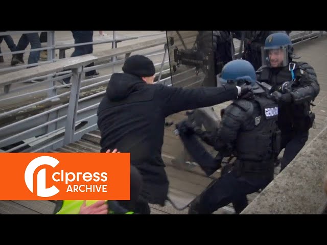 ARCHIVE: Christophe Dettinger, boxeur Gilet Jaune avec un gendarme / Acte 8 (5 janvier 2019, Paris)