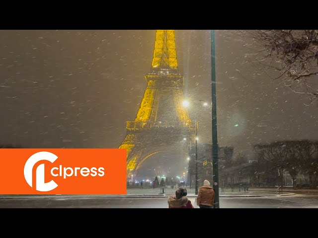 Neige : la Tour Eiffel sous les flocons (8 janvier 2024, Paris, France) [4K]