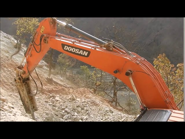 कोशी-तमोर करिडोर को निर्माण ८५% सम्पन्न  | Doosan Excavator breaking Stone in Koshi Corridor road