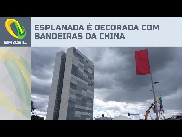 Esplanada dos Ministérios é decorada com bandeiras vermelhas em homenagem a Xi Jinping