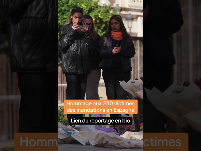 Des fleurs et des bougies ont été déposées devant la mairie de Valence