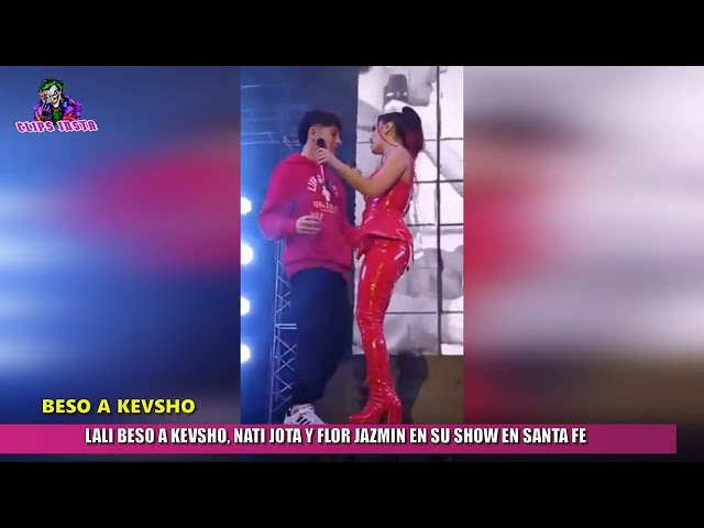 LALI BESO A KEVSHO, NATI JOTA Y FLOR JAZMIN EN SU SHOW EN SANTA FE