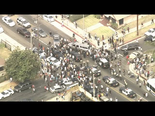 RAW VIDEO: Bank robbery suspects throw cash from getaway vehicle | ABC7