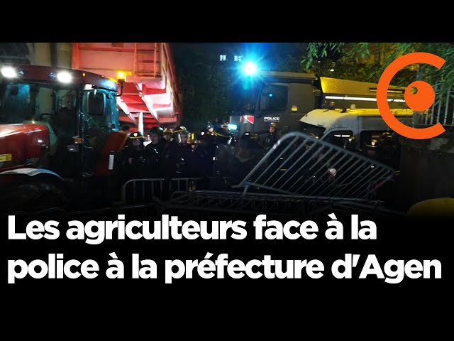 REPLAY - Les agriculteurs face aux forces de l'ordre devant la préfecture d'Agen (47)