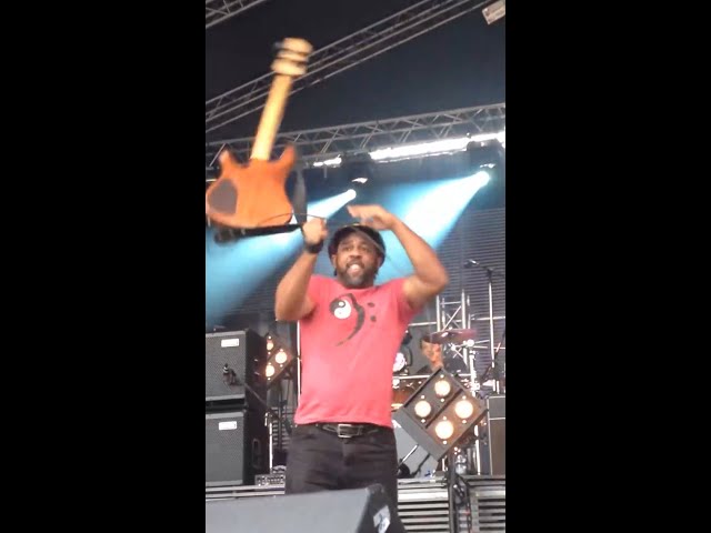 😍 Victor Wooten žonglování s baskytarou