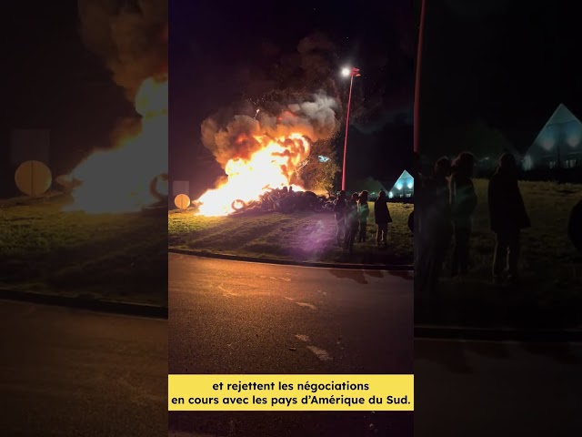 Des agriculteurs de l'Allier allument un "feu de la colère" à Saint-Victor