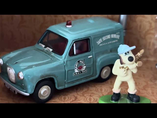 Vintage Corgi 2005 Wallace & Gromit Curse Of The Were-Rabbit Diecast Anti-Pesto Van With Bun-Vac