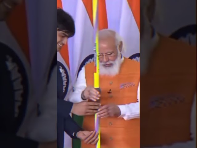 Olympic Gold medalist 🥇 Neeraj Chopra meets and gifts his Javelin to Prime Minister Modi #shorts