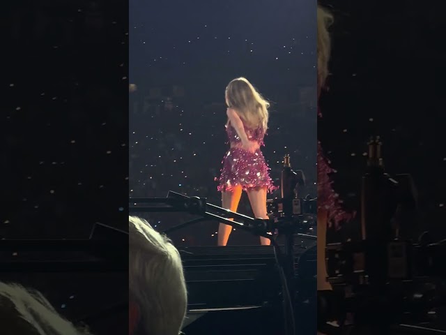 Taylor Swift - Shake It Off live in Glendale, AZ - 3/17/23