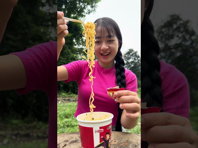 How to eat noodles without burning your tongue #hacks #camping #survival #outdoors