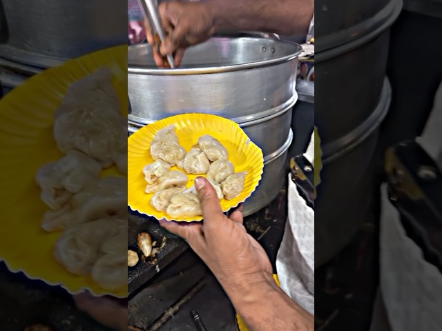 MOMOS KE LIYE LINE LAGTI HAI | streetfood #momos #vegetarian #trending #shortsviral