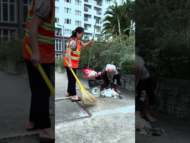 Homeless old man shares work [KINDNESS MAN] #kindness #homeless #goodperson #help #moving #oldman