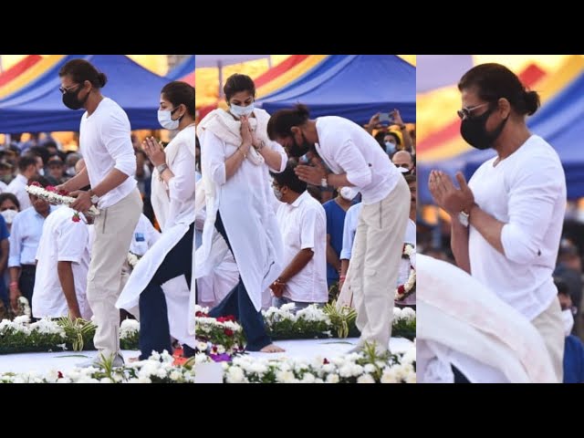 Shahrukh Khan giving tribute to Lata Mangeshkar House 📷