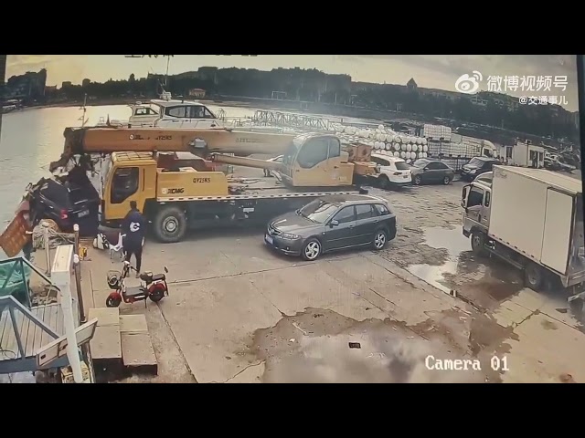 Crazy Crane Truck Accident. idiots at work truck fails