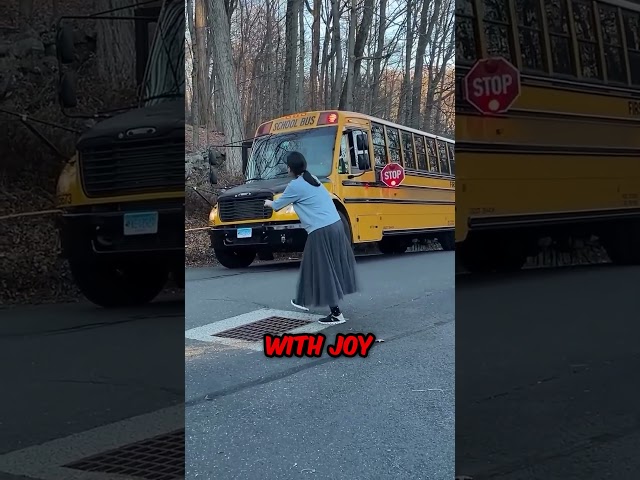 This mom started dancing after seeing the school bus 😂