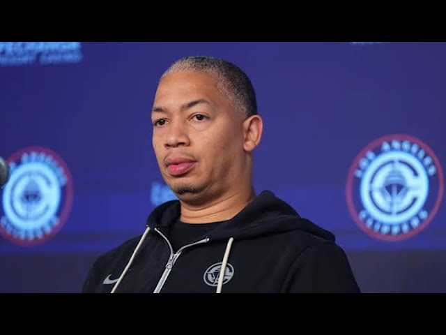 What the hell is Clippers coach Ty Lue doing?