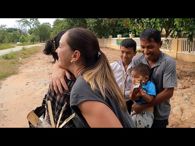 Surprising a Cambodian family in Siem Reap, Cambodia 🇰🇭