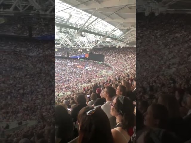 The whole crowd singing Bohemian Rhapsody (Olympic Stadium, London for the Hella Mega Tour 24/07/22)