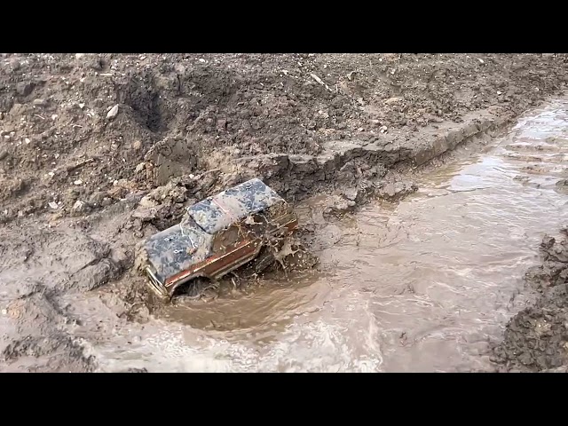 ‘79 Bronco TRX4 full throttle through puddle of mud